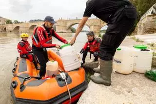 La lucha contra la mosca negra: El ayuntamiento vuelve a rociar con larvicida el ancho del río Ebro