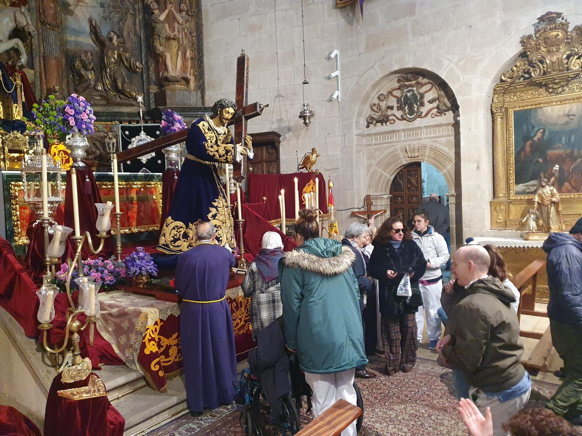 Imágenes del besapié del Nazareno en Cáceres