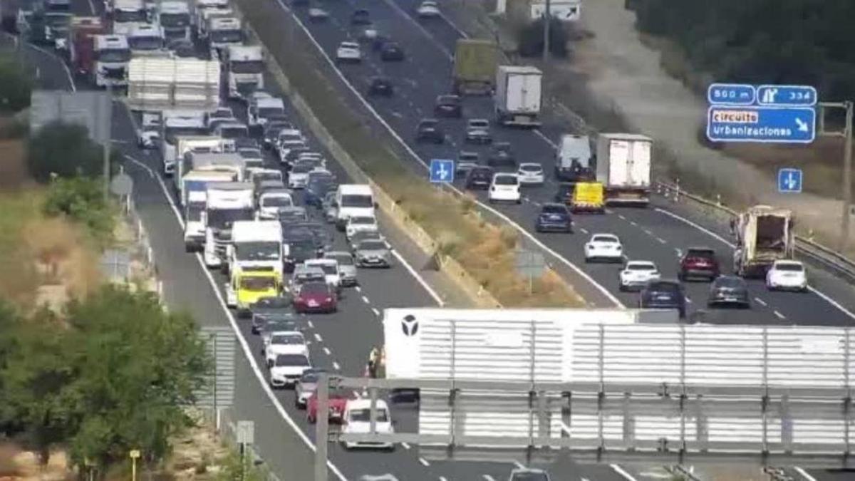 Un accidente en la A-3 complica la entrada a Valencia
