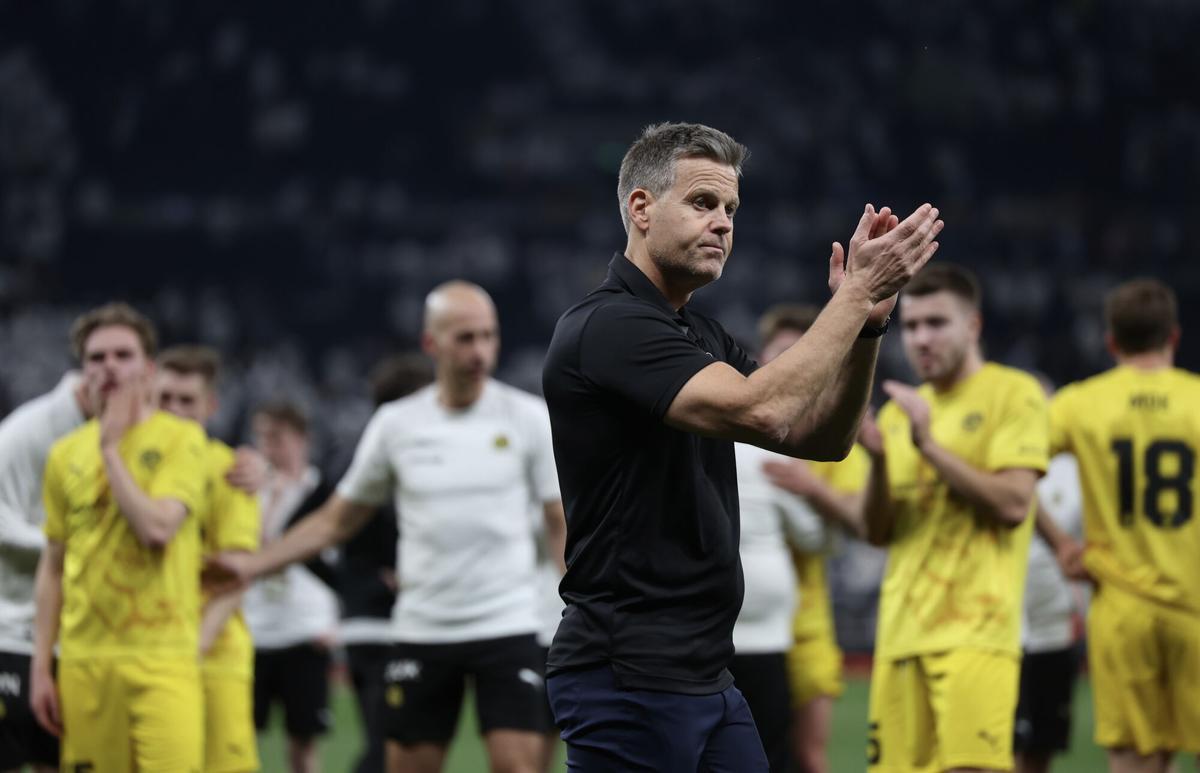 Kjetil Knutsen, entrenador del Bodo/Glimt aplaude a la grada tras el partido ante el Tottenham