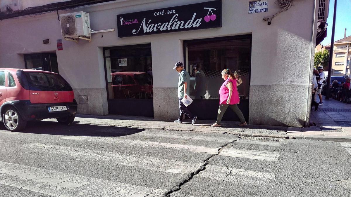 Una mujer mayor resulta herida en Plasencia tras tropezar en un paso de peatones deteriorado
