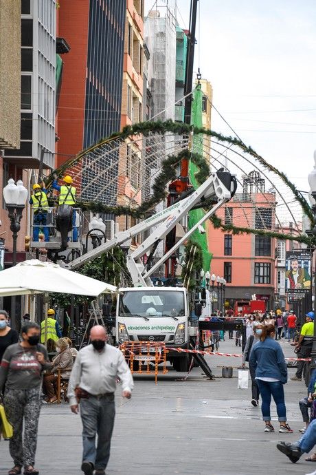 Colocado de alumbrado navideño en Triana