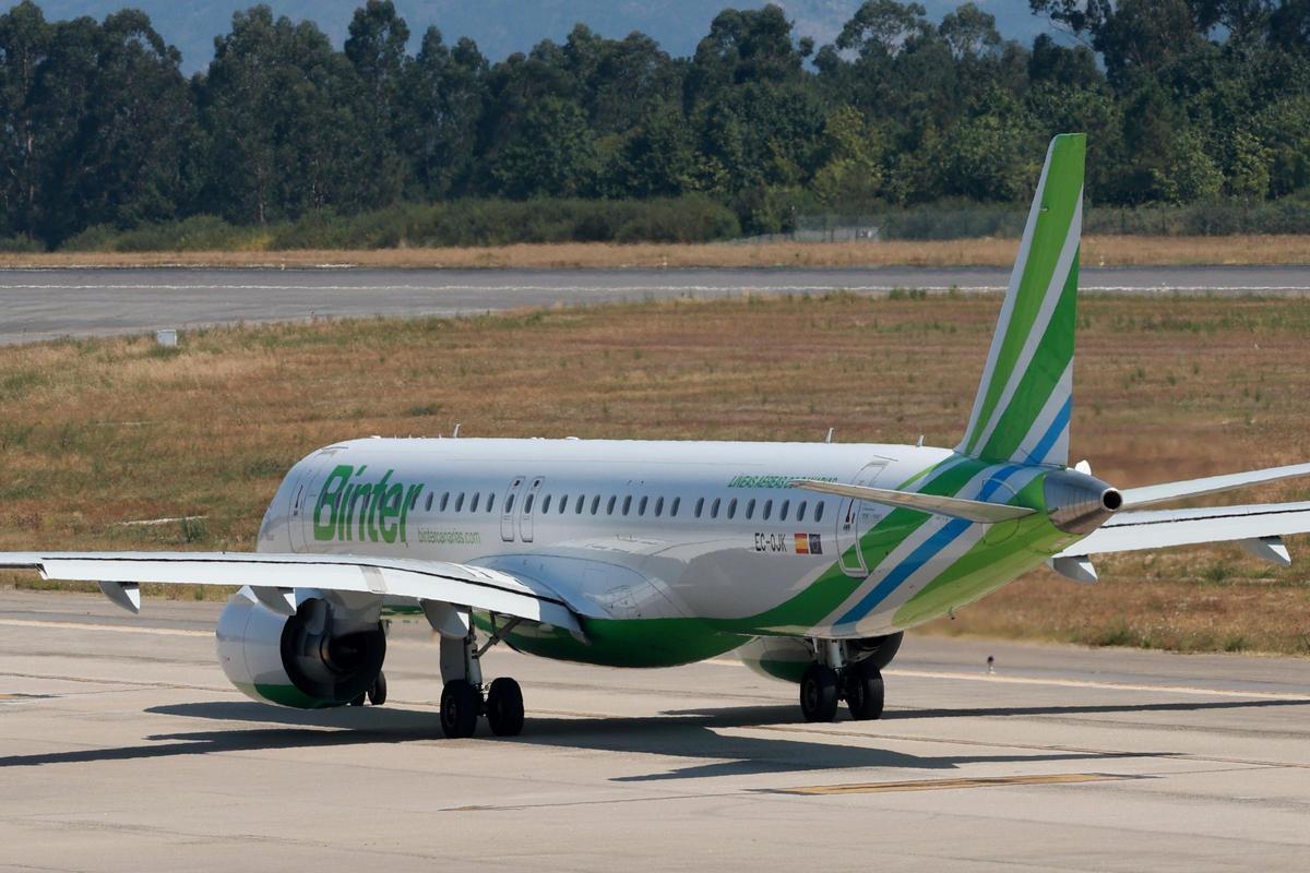 Un avión de Binter en el aeropuerto de Vigo antes de poner rumbo a Gran Canaria este verano