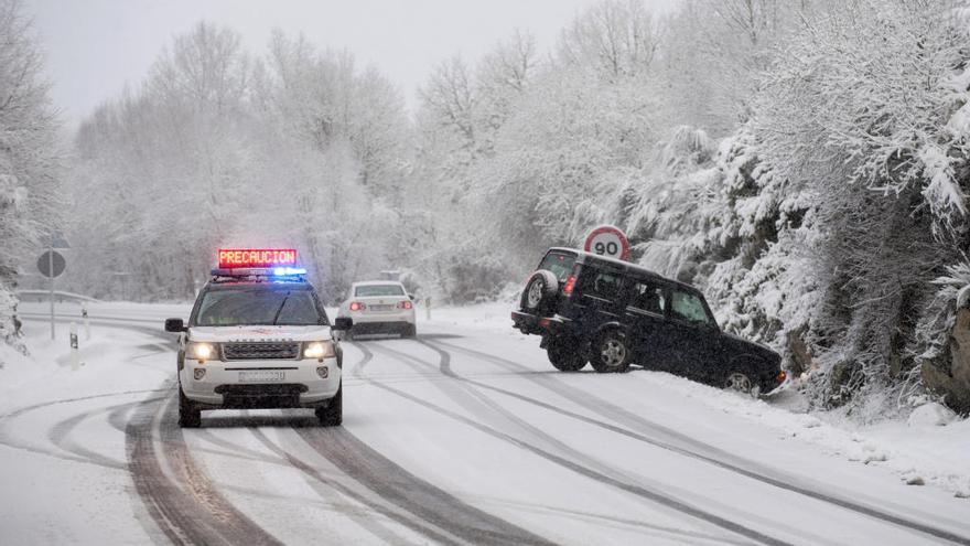 Carretera con nieve en Montederramo (Ourense)