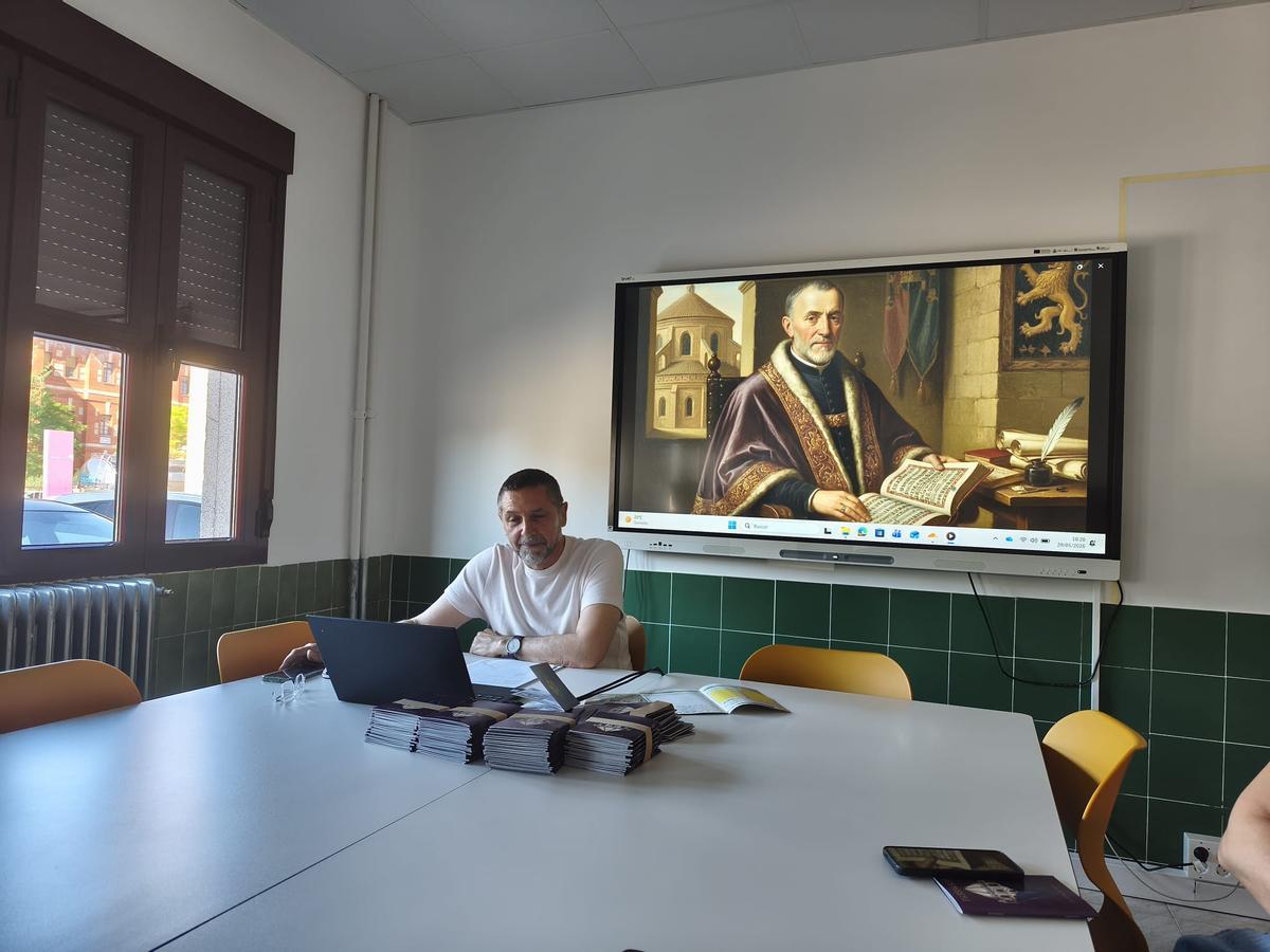 El director del instituto, Julio Fuentes, presenta el proyecto sobre la nueva ruta.