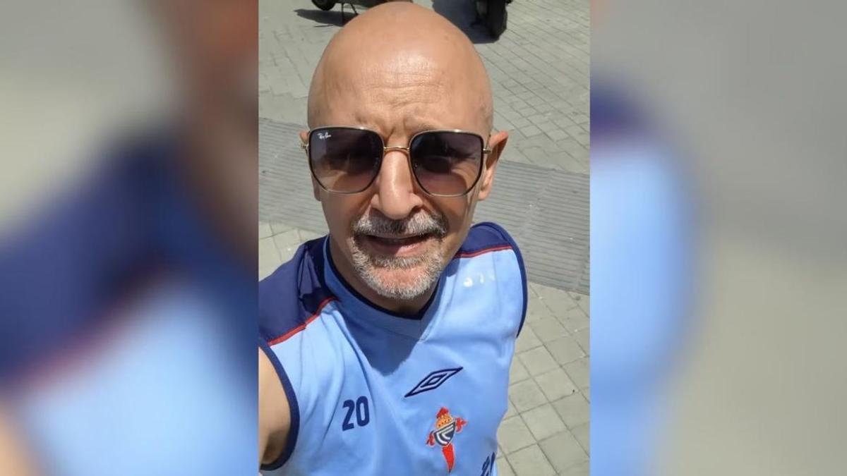 Un exjugador del Celta luce una camiseta retro del club vigués en una calurosa jornada en Madrid.
