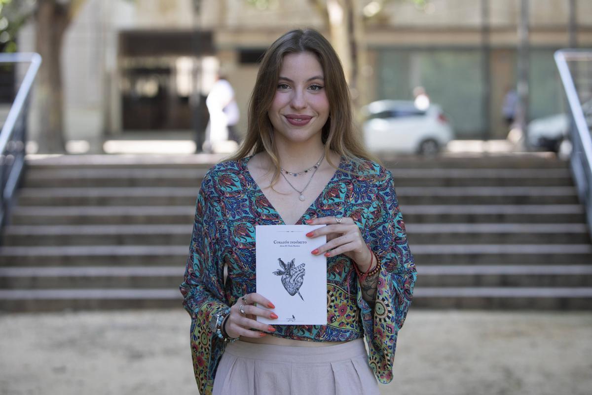 Alexia Úbeda, autora del poemario &quot;Corazón indómito&quot; y Reina de la Fira de 2016, en la Glorieta de Xàtiva.
