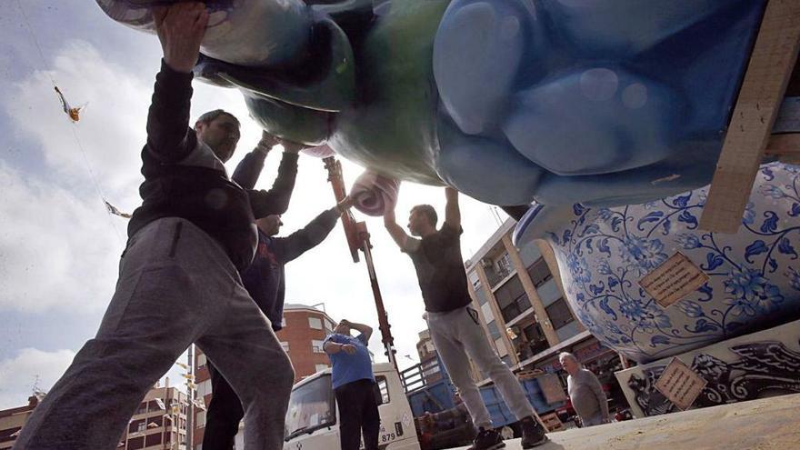 Desmontaje de la falla El Portal de Sueca, en una imagen de ayer.