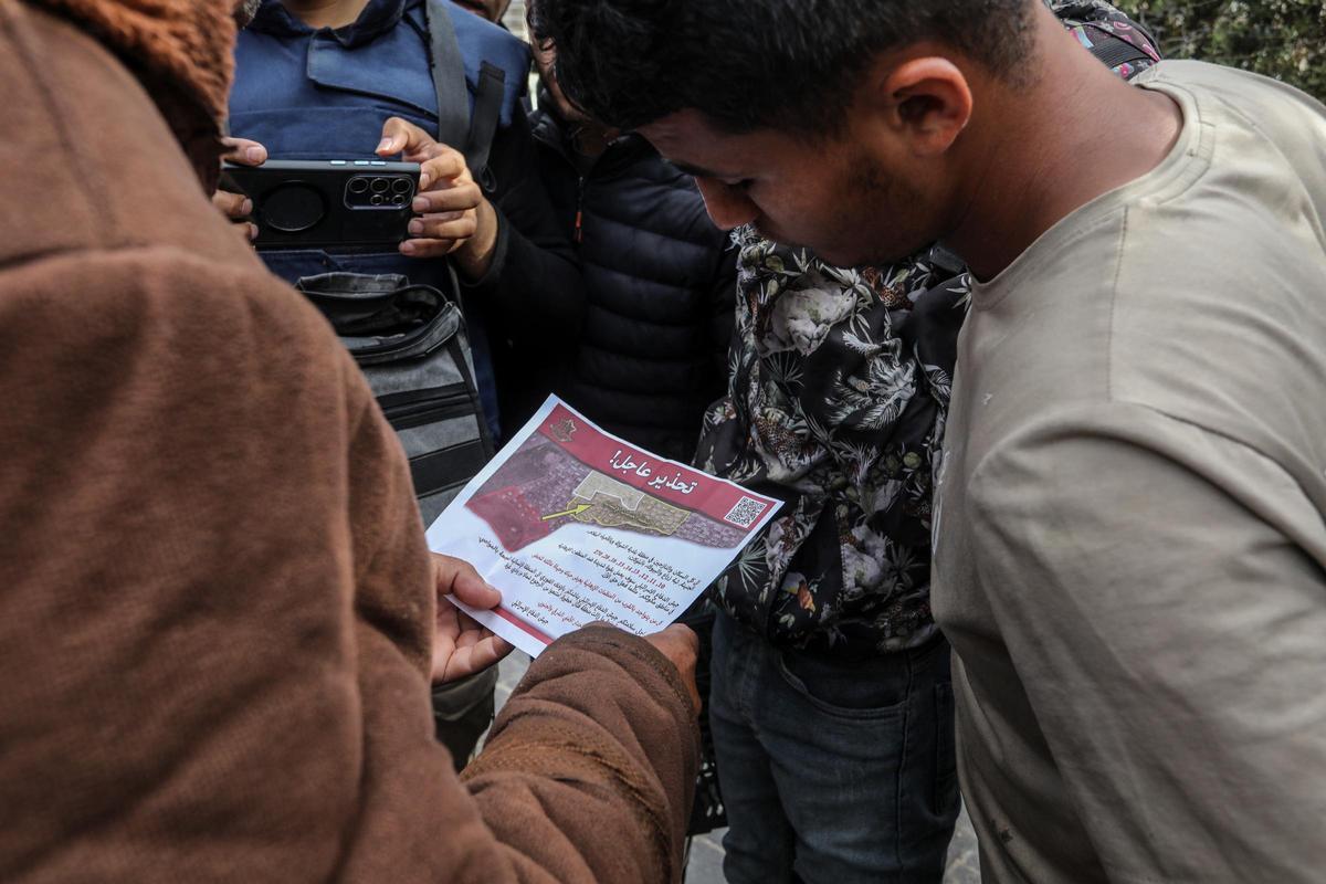 Ciudadanos palestinos abandonan Rafah ante el anuncio israelí de una posible invasión