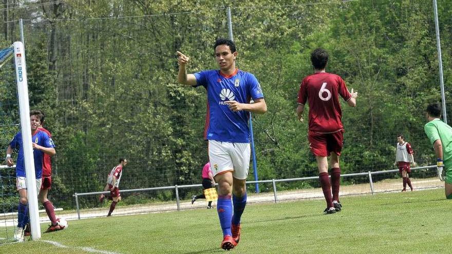 Steven celebra uno de sus tres goles ante el Gijón Industrial.