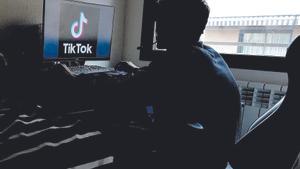 Brussel·les acusa TikTok de no garantir la seguretat dels menors