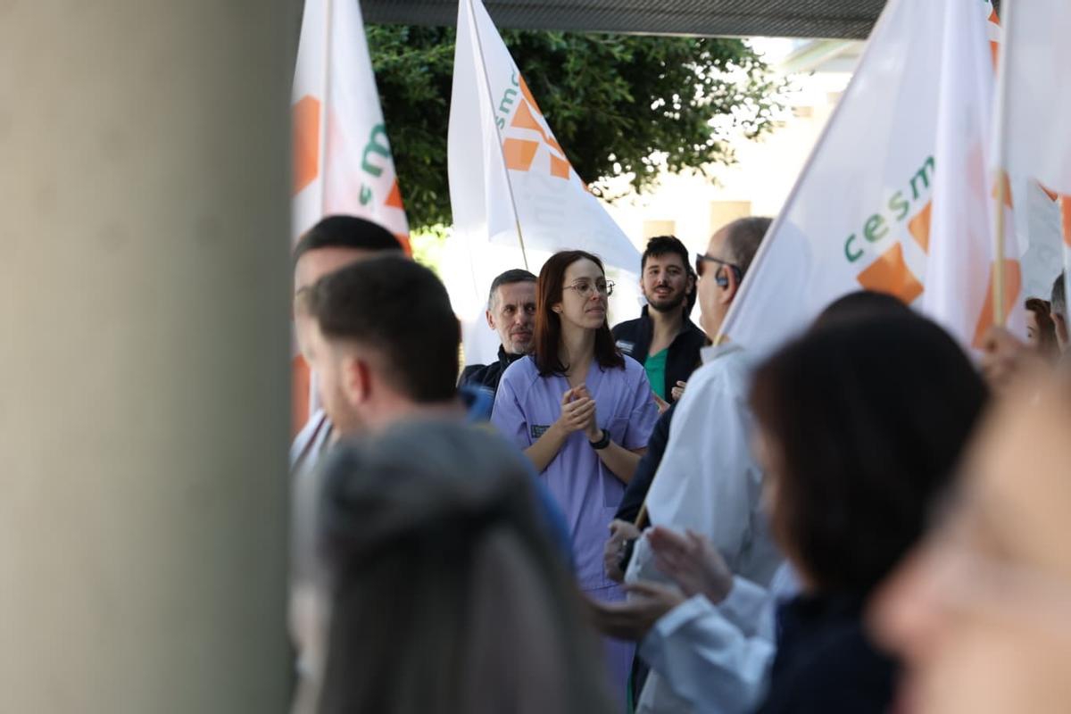 Concentración con motivo de la nueva huelga de médicos ante el Hospital General de Alicante