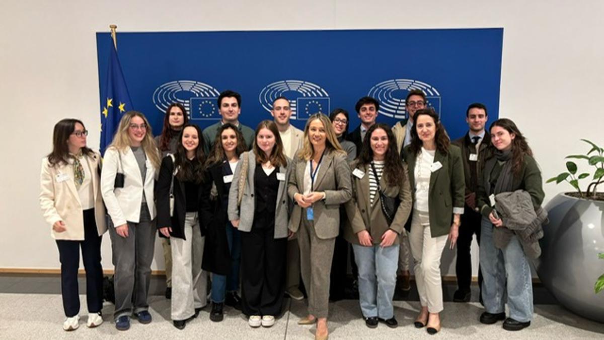 Los jóvenes participantes en el programa de "mentoring" de Asturias Compromiso XXI con la eurodiputada asturiana Susana Solís