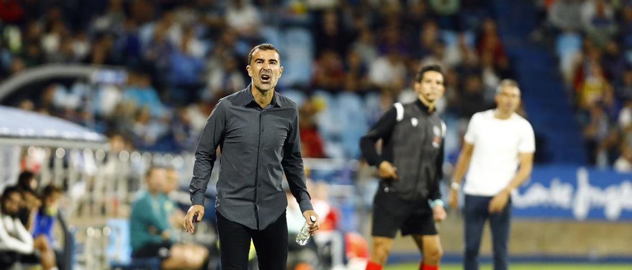 Carcedo da instrucciones durante el partido del pasado lunes ante el Eibar.