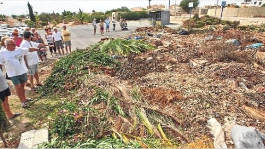 Orihuela Costa sigue viviendo entre montañas de escombros