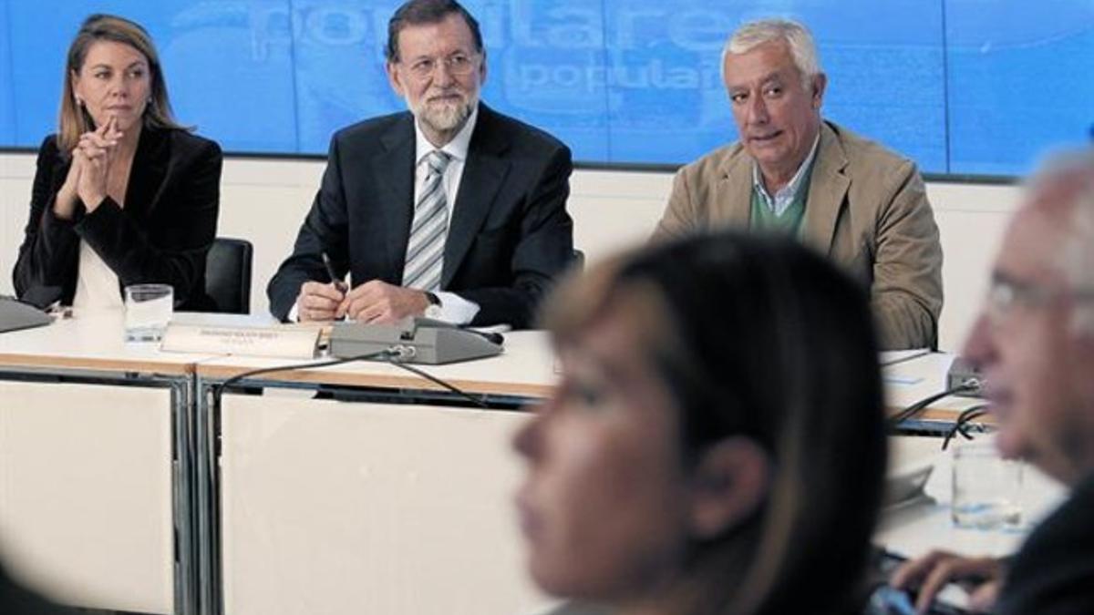 La secretaria general del PP, María Dolores de Cospedal; el futuro presidente del Gobierno, Mariano Rajoy, y el líder del partido en Andalucía, Javier Arenas, ayer en la reunión de Madrid.