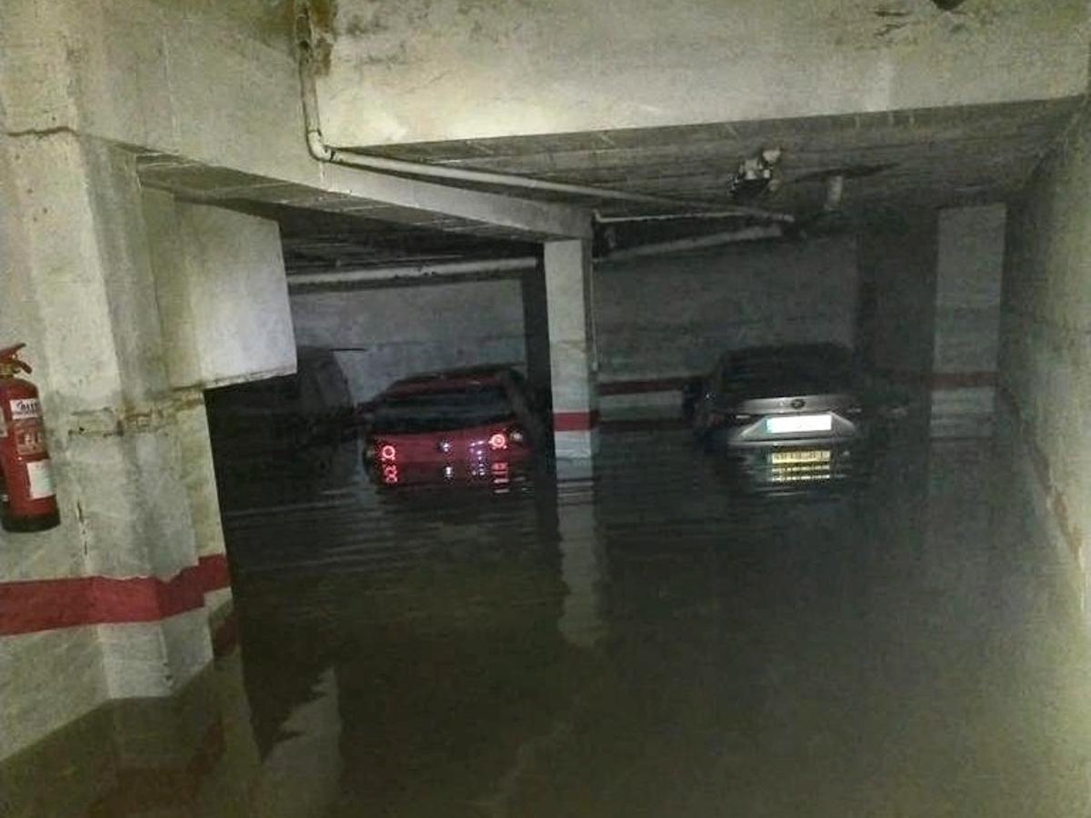 El garaje inundado de la calle Jilguero.