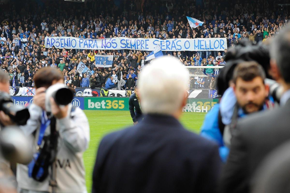 Homenaje a Arsenio Iglesias en Riazor tras recibir la insignia de oro y diamantes del Real Club Deportivo.
