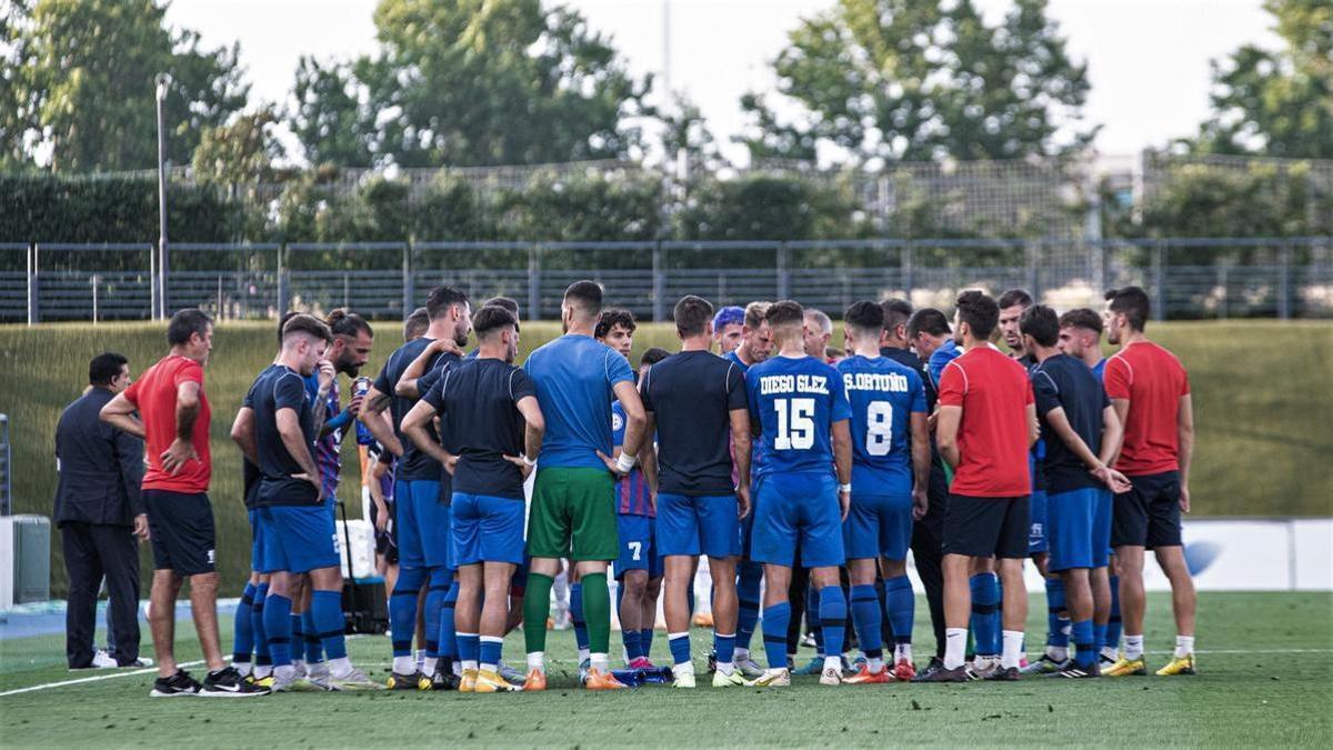 Corro de la plantilla del Eldense antes del comienzo de la final en Valdebebas frente al Real Madrid Castilla.