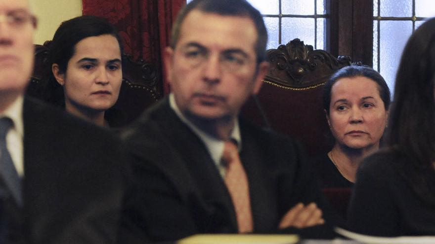 En segundo plano y por la izquierda, Triana Martínez junto a su madre, Montserrat González, durante una sesión del juicio por el asesinato de Isabel Carrasco, que se celebró en la Audiencia Provincial de León.