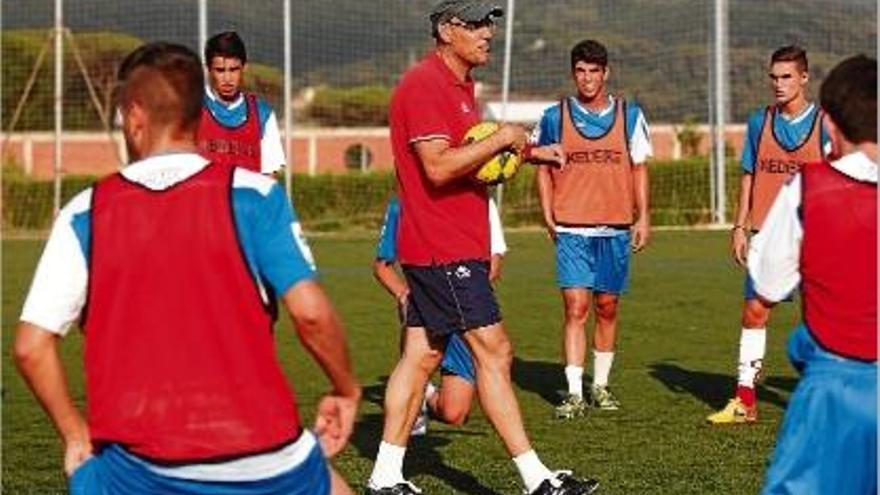 Robert Vila dóna indicacions als seus jugadors durant el primer entrenament d&#039;ahir al vespre.