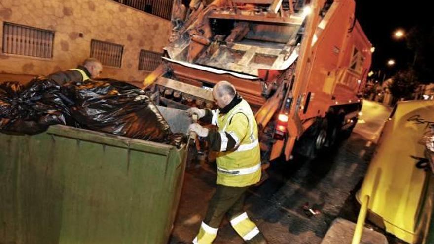 Operarios retiran basura de un contenedor en una imagen de archivo.