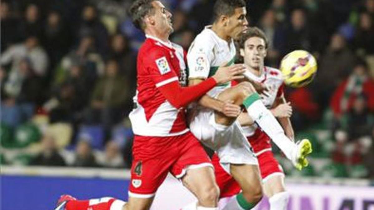 Antonio Amaya disputando un balón ante el Elche