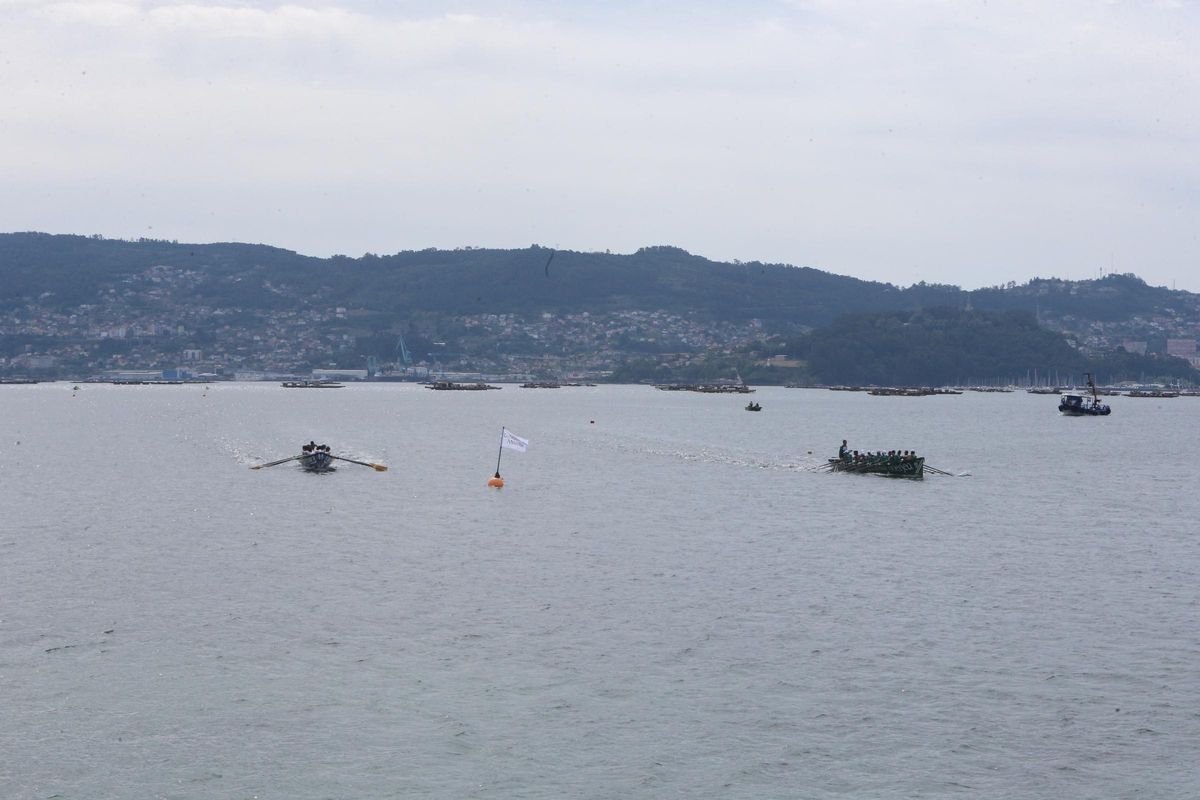 Las tripulaciones de Tirán Pereira (izquierda) y Samertolaméu Oversea (derecha) en la edición de este año de su desafío en aguas de Moaña.