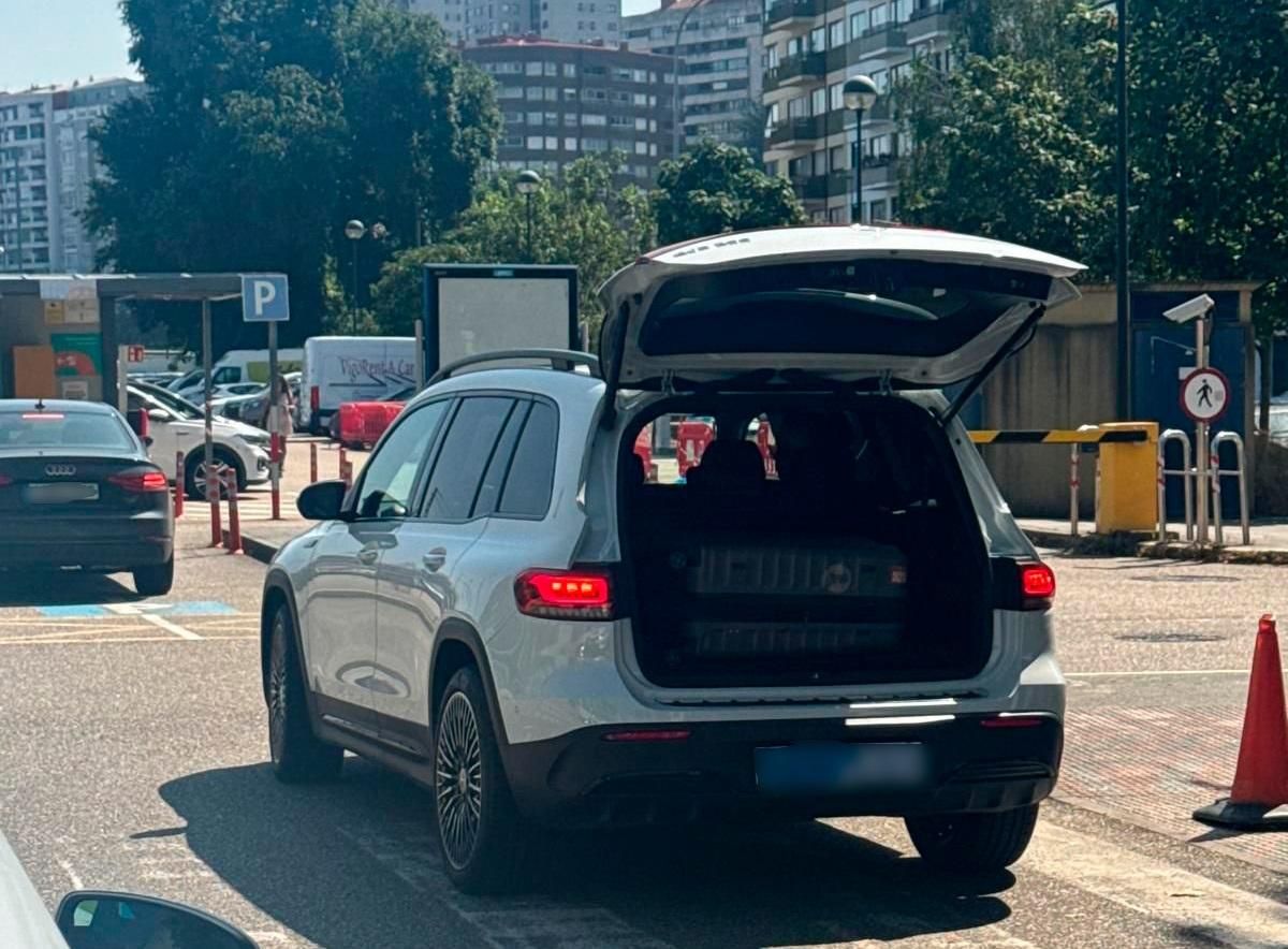 Un vehículo de Uber estacionado este martes en Vigo