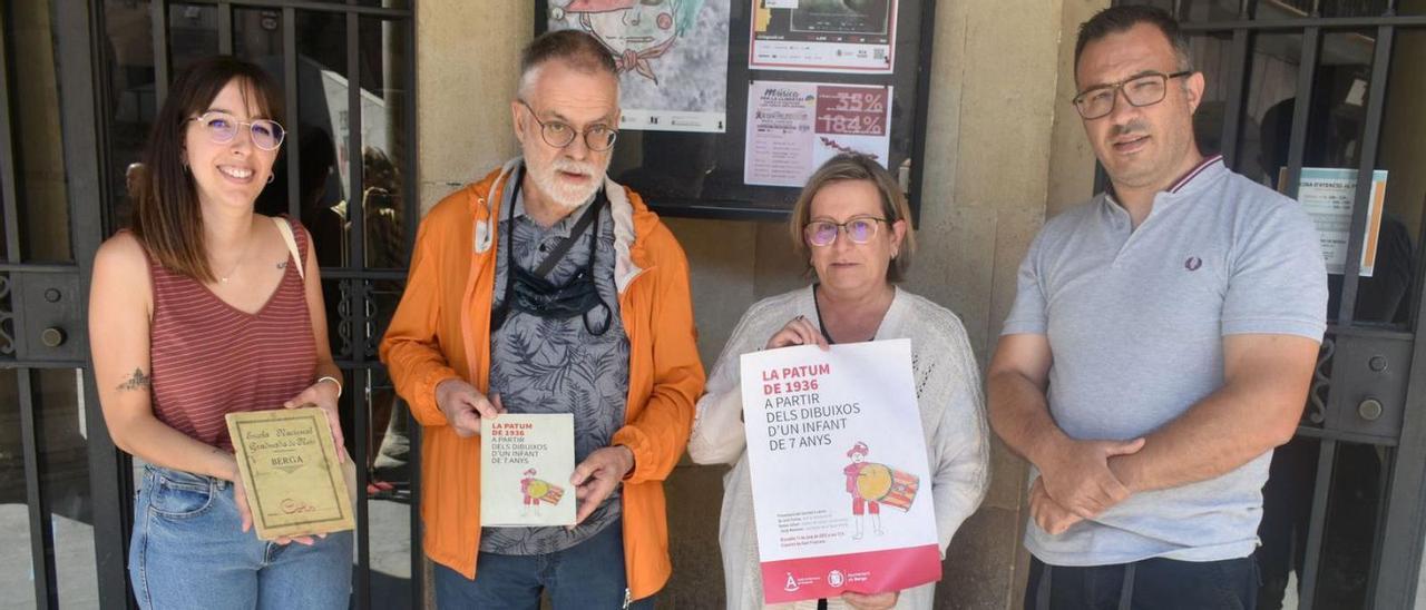 Des de l’esquerra, la regidora Roser Valverde, Jordi Puntas, Rosa Serra i Ramon Safont