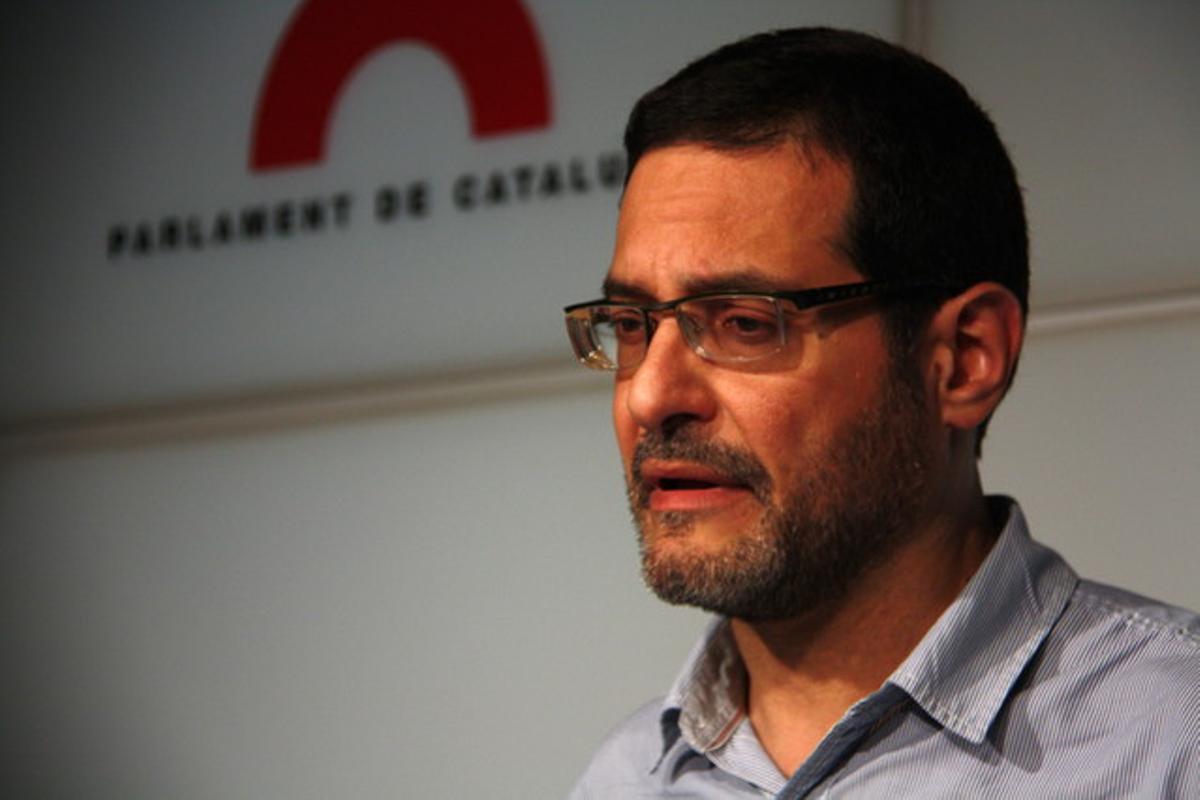 El secretari general d’{ICV}, Josep Vendrell, en la roda de premsa