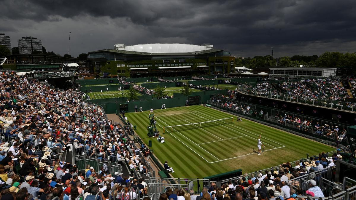 Las nubes cubren las pistas de Wimbledon durante la disputa del principal torneo turístico sobre hierba, en Londres.