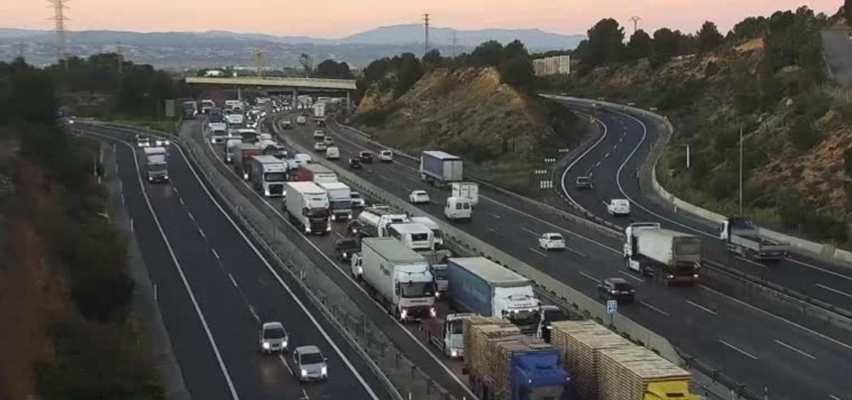 Más de ocho kilómetros de retención en la Pista de Silla en la mañana de este martes.
