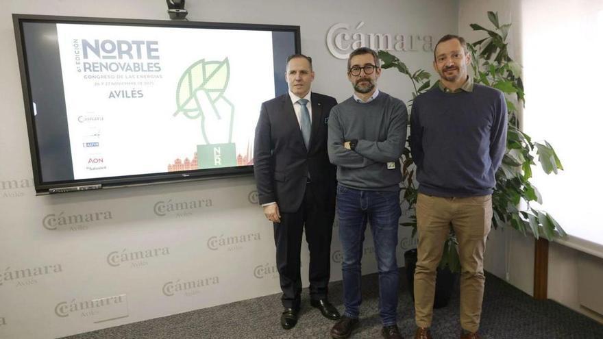 Por la izquierda, José Vega, Manuel Campa y Antonio Gamba, ayer martes, en la sede cameral. | LUISMA MURIAS