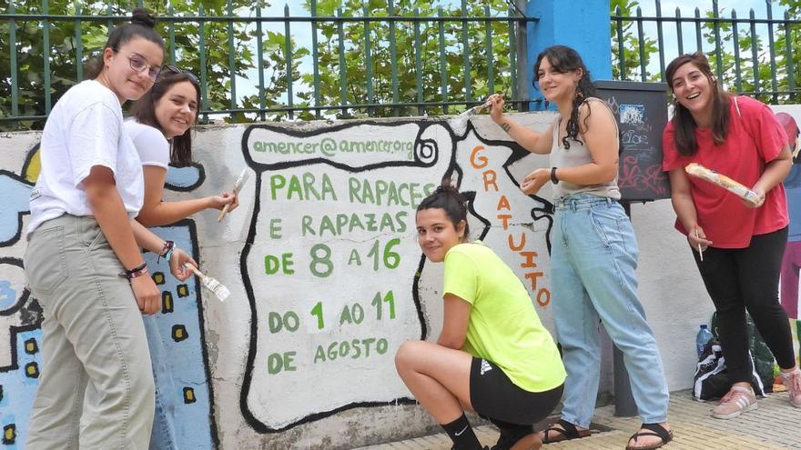 Algunas de las voluntarias, pintando ayer por la mañana.   | // FERNANDO CASANOVA