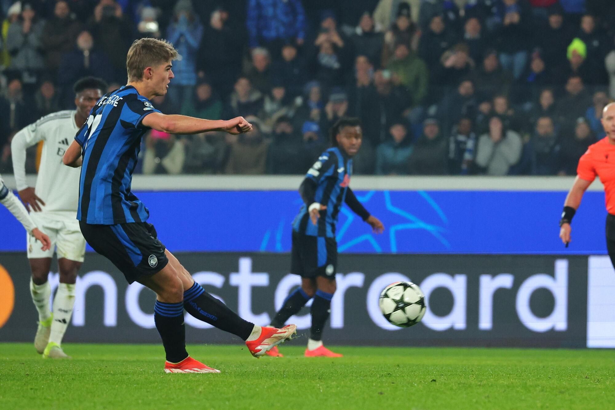 Bergamo (Italy), 10/12/2024.- Atalanta's Charles de Ketelaere scores the 1-1 goal during the UEFA Champions League soccer match between Atalanta BC and Real Madrid, in Bergamo, Italy, 10 December 2024. (Liga de Campeones, Italia) EFE/EPA/MICHELE MARAVIGLIA