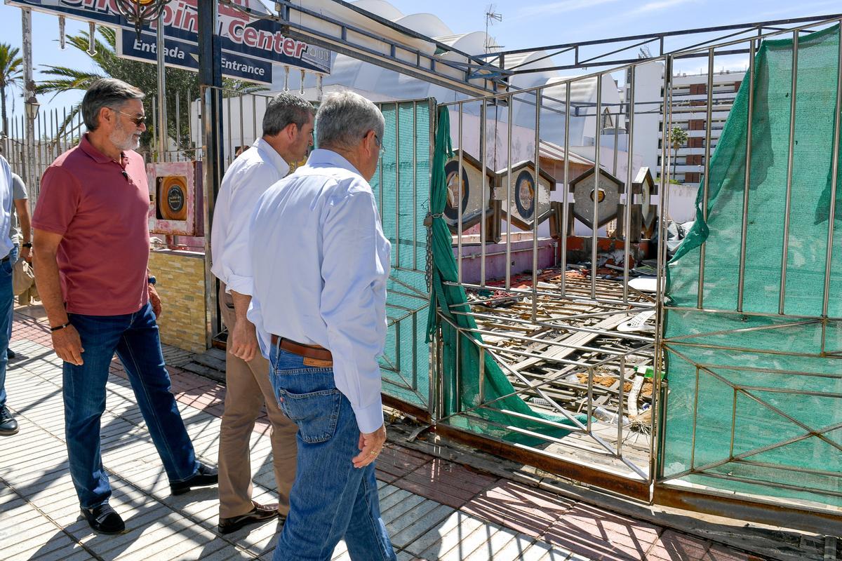 Pérez muestra a Domínguez la situación de ruina en que se encuentra el centro comercial Metro
