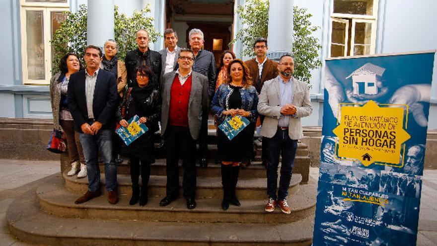 En primera fila, de izquierda a derecha, Diana Mujica, Francis Candil, Elena Máñez, Javier Doreste, Cristina Valido y Jacinto Ortega. Detrás, Pilar Álvarez, Sergio Millares, Santiago Rodríguez, Pedro Quevedo y Eulalia Guerra, durante la presentación del Plan Estratégico de Atención a Personas sin Hogar.