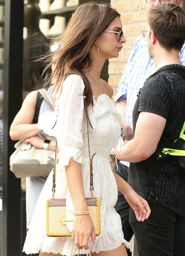Emily Ratajkowski con un vestido blanco de plumetti en Nueva York