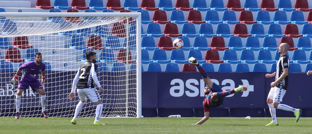 El ambientazo del Atlético Levante-CD Castellón en imágenes