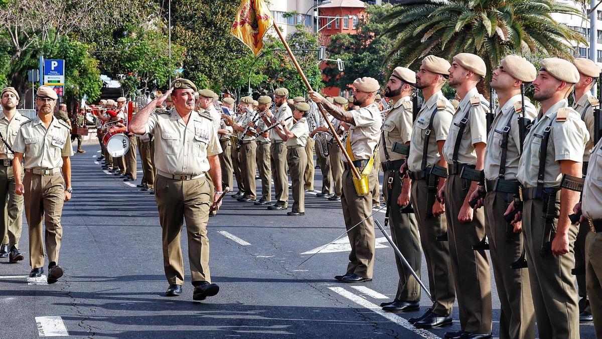 Acto de izado de bandera, con el que arrancaron el martes los actos conmemorativos por el Día de las Fuerzas Armadas.