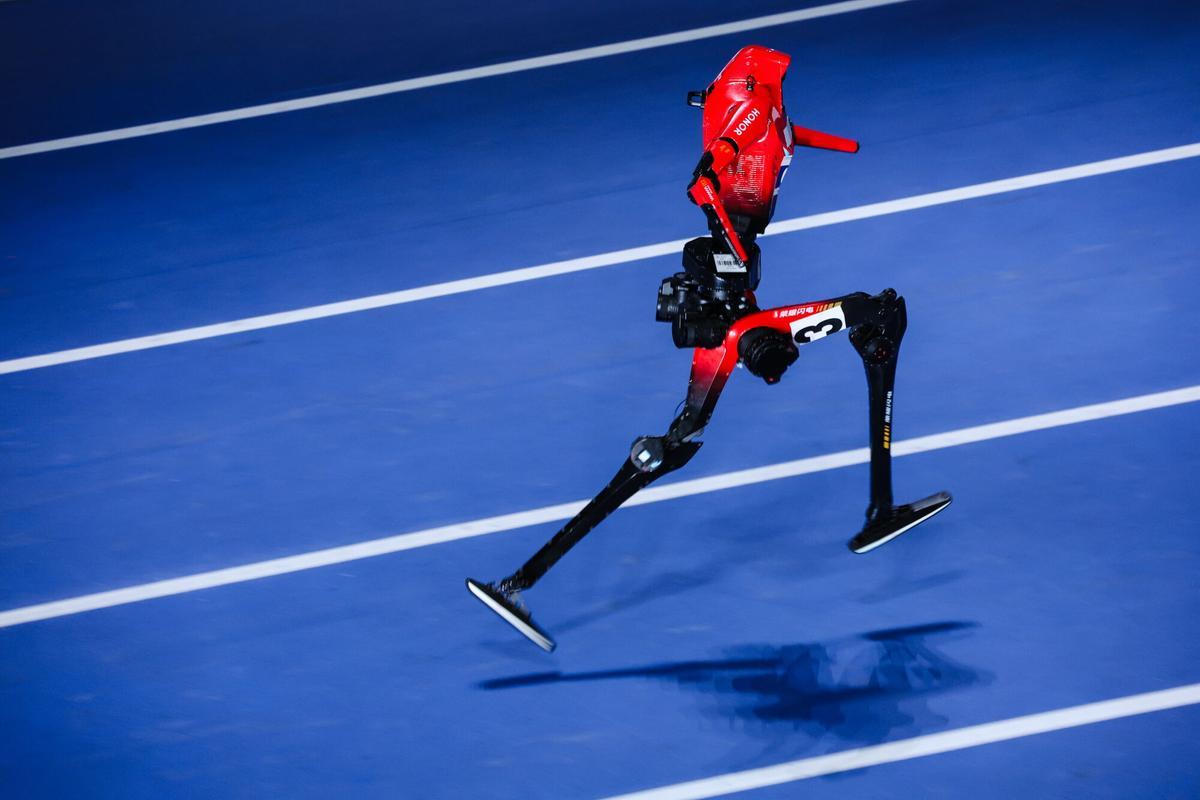 BEIJING (China), 22/08/2026.- A humanoid robot runs during a 100m event at the 2026 World Humanoid Robot Games in the National Speed Skating Oval in Beijing, China, 22 August 2026. The 2026 World Humanoid Robot Games are being held in Beijing until 26 August. (100 metros) EFE/EPA/WU HAO