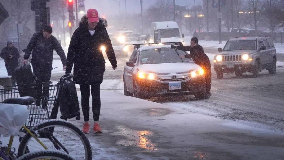 Tormenta de nieve deja un intenso frío y causa muertes y accidentes en  EE.UU. - Hola News