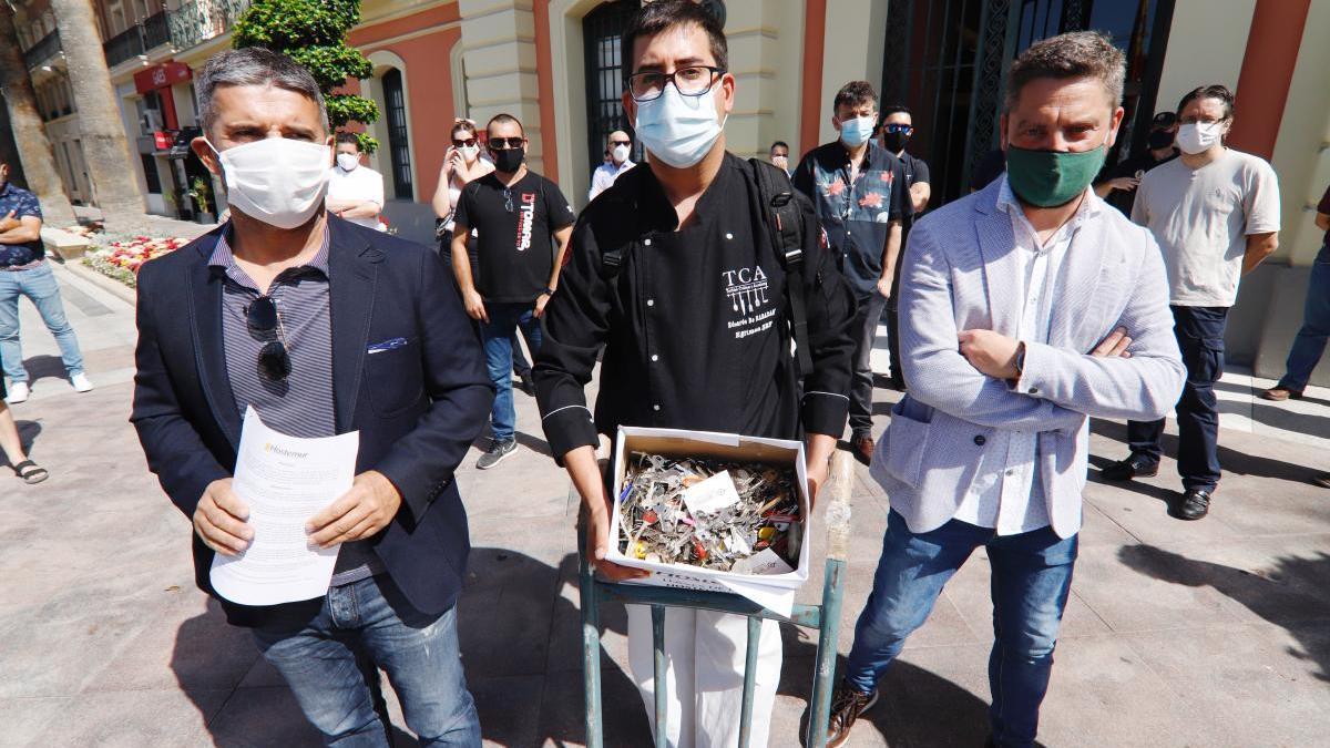 Protesta de la hostelería con la entrega de llaves al Ayuntamiento de Murcia.