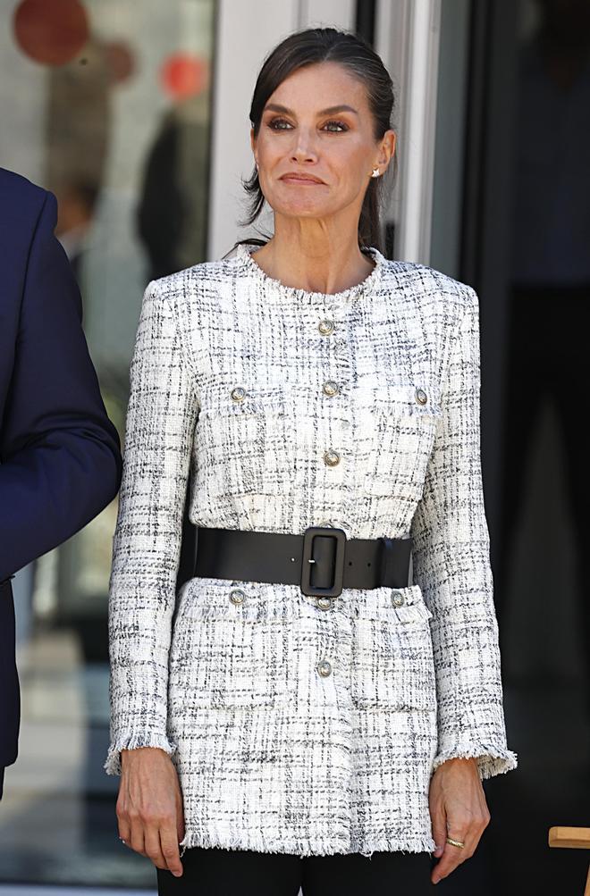 La reina Letizia con chaqueta y cinturón