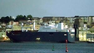 El buque saudí ’Bahri-Yanbu’ esta mañana en el puerto de Santander.