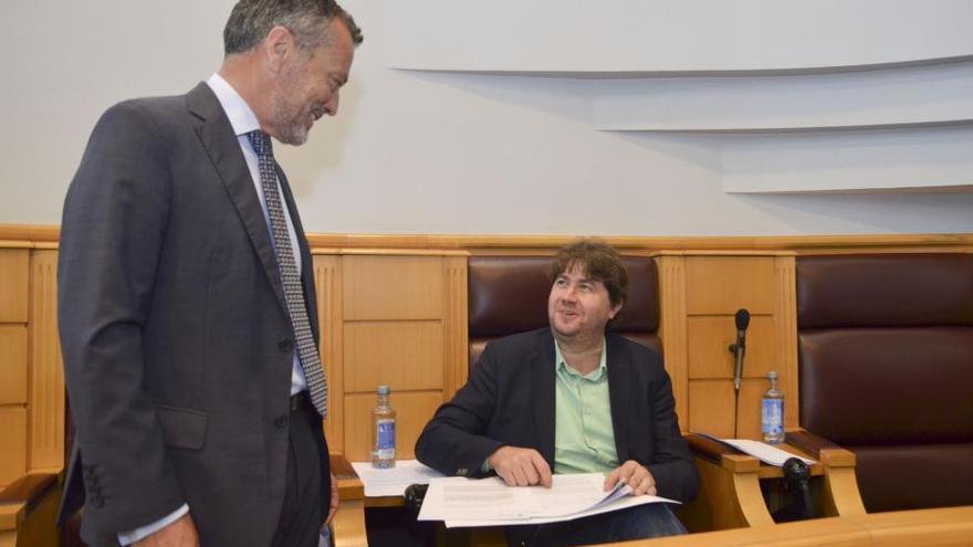 El portavoz del PP, Agustín Hernández, y el alcalde de Arteixo, Carlos Calvelo, hoy durante el pleno.