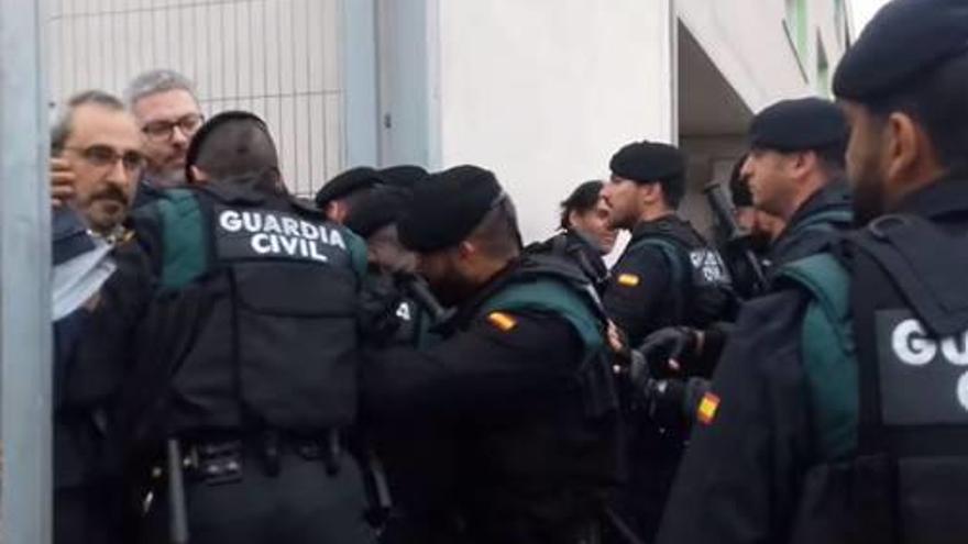 Imatge de l&#039;actuació policial a l&#039;escola Joncadella de Sant Joan