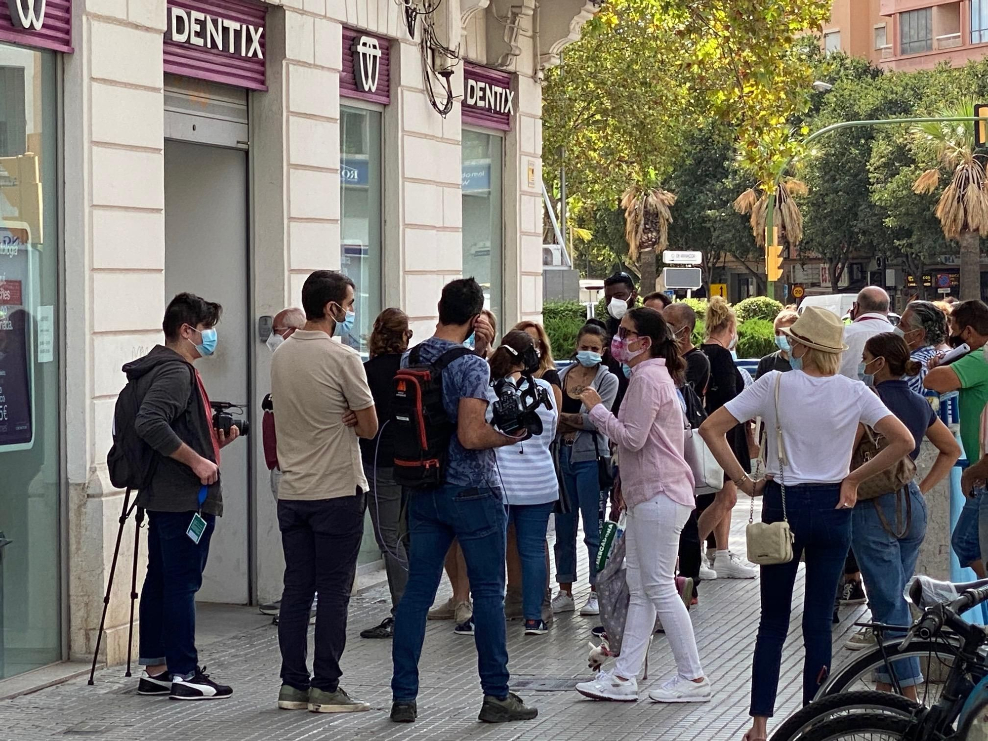 Quiebra de Dentix: Aluvión de protestas de pacientes afectados frente a la clínica de Avenidas