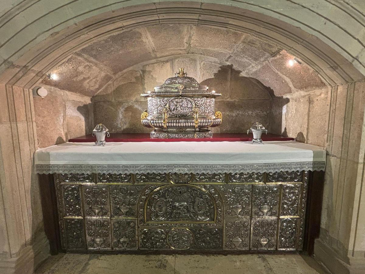En esta urna descansan parte de los restos de los Santos Justo y Pastor.